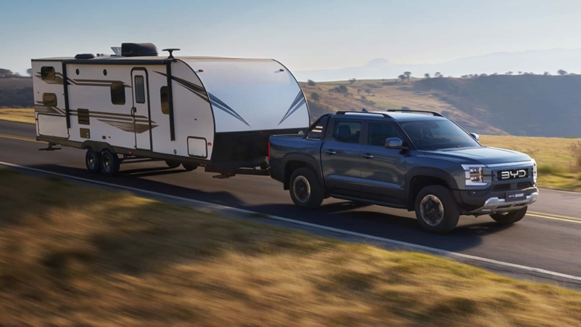 Vista lateral evidenciando diseño robusto y capacidad de remolque.