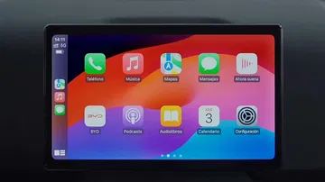 Vista de la instrumentación y tecnología de a bordo del BYD Shark 2024. Elementos modernos y pantalla táctil.