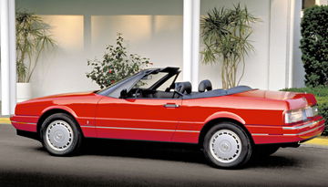 Elegante silueta lateral del Cadillac Allanté destacando su diseño convertible.