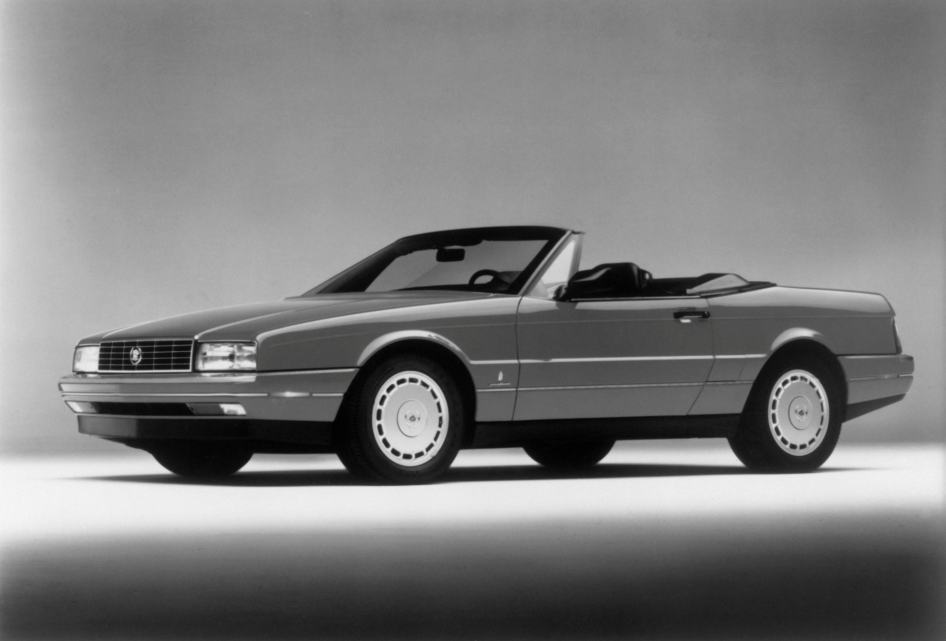 Vista lateral del Cadillac Allanté revelando su estilizado diseño de carrocería y convertible.