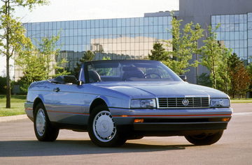 Clásico Cadillac Allanté en un ángulo que muestra su frente y perfil laterales.