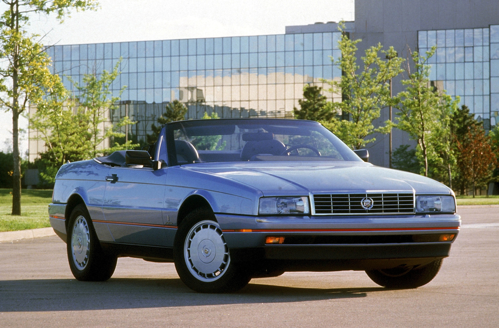 Clásico Cadillac Allanté en un ángulo que muestra su frente y perfil laterales.