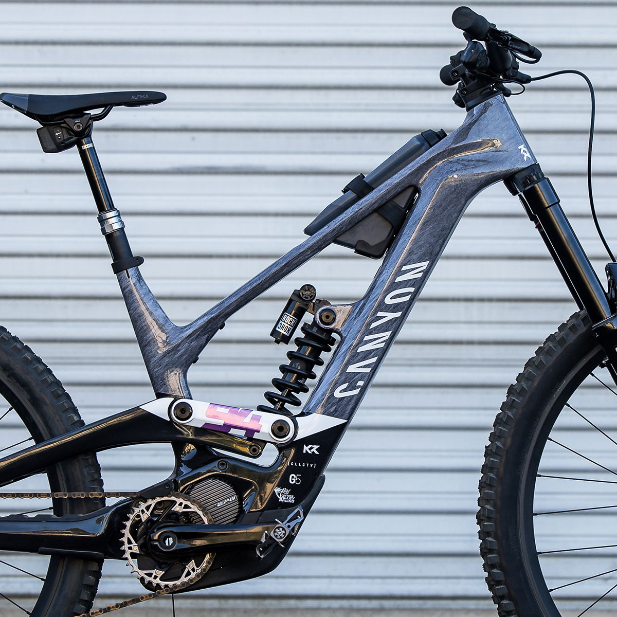 Canyon Torque ON CF, ebike descenso, motor Shimano, cuadro carbono.