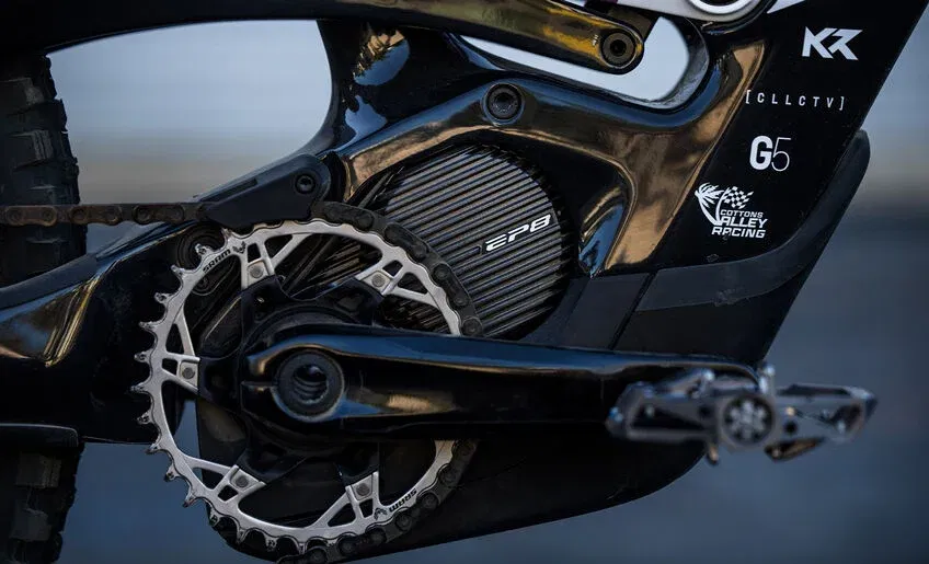 Detalle motor Shimano ebike Canyon, carbono, autonomía superior.