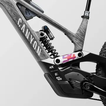 Parte del cuadro de la ebike Canyon con enfoque en sus acabados de carbono y motor Shimano.
