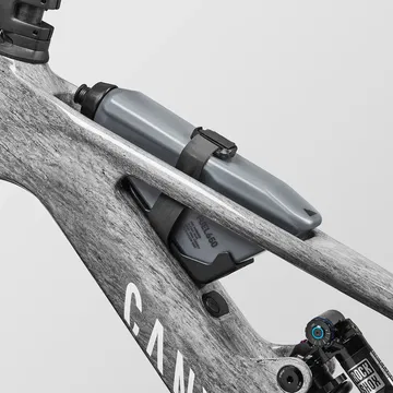 Primer plano del cuadro de carbono y motor Shimano de la ebike Canyon.