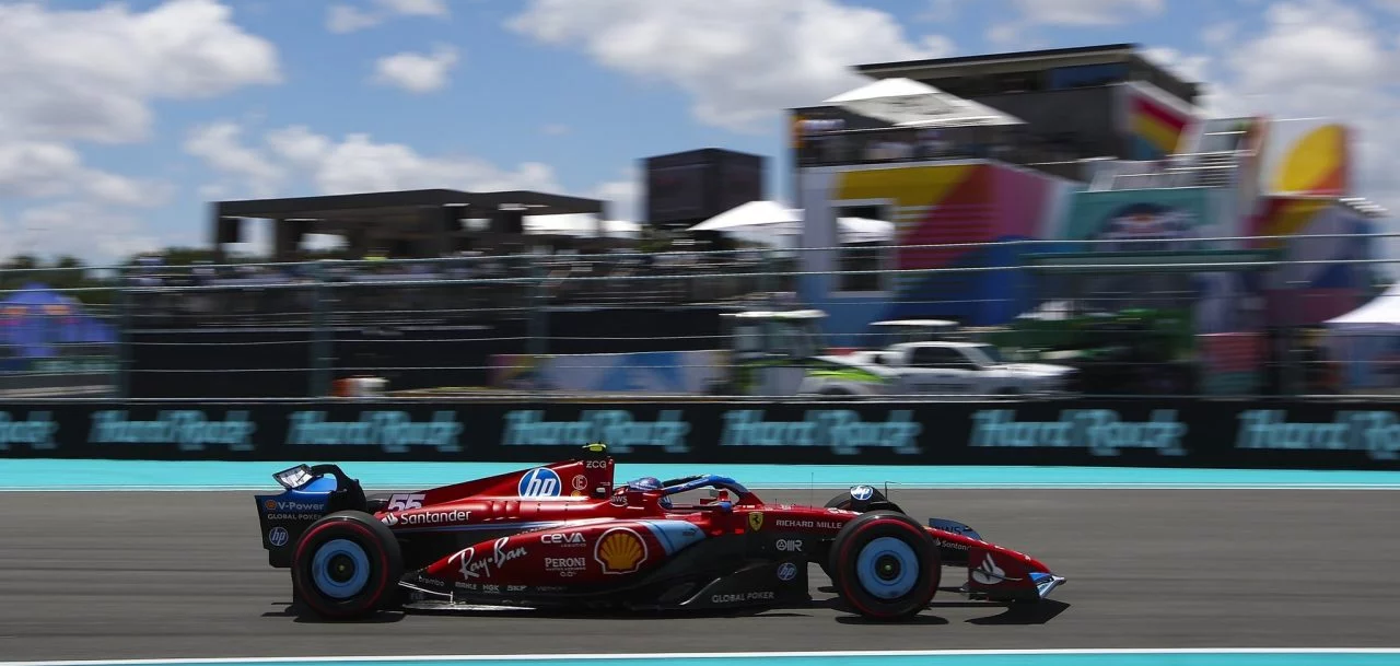 Vista dinámica de Carlos Sainz a bordo de su monoplaza de Ferrari en la clasificación de Miami 2024