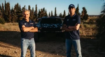 Carlos Sainz y Nani Roma junto a un Ford del Rally Dakar 2025