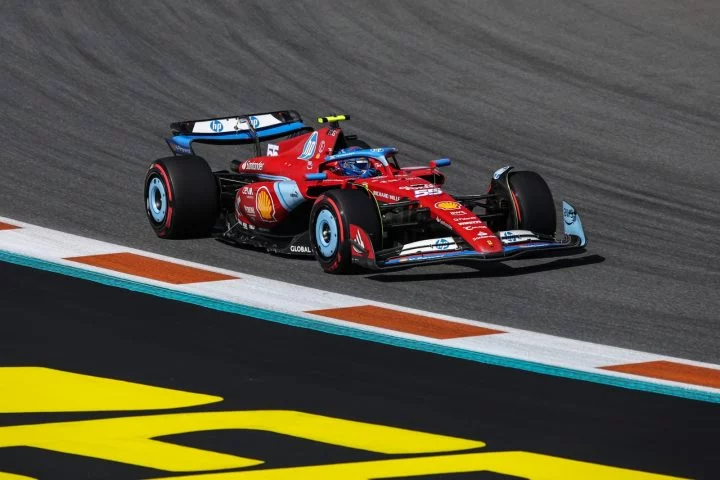 Carlos Sainz al volante del Ferrari en el GP de Miami 2024