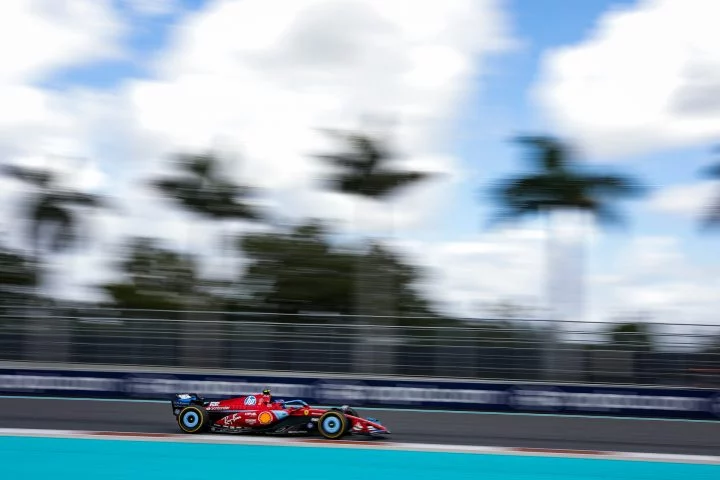 Vehículo de F1 en acción durante el Sprint de Miami GP 2024, velocidad y aerodinámica en juego.