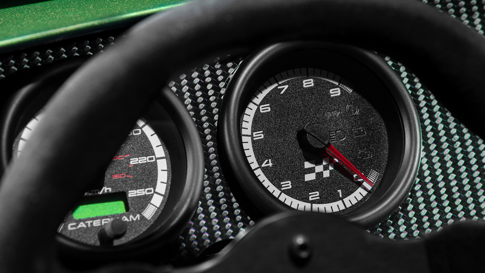 Vista cercana del tacómetro del Caterham 485 Final Edition.