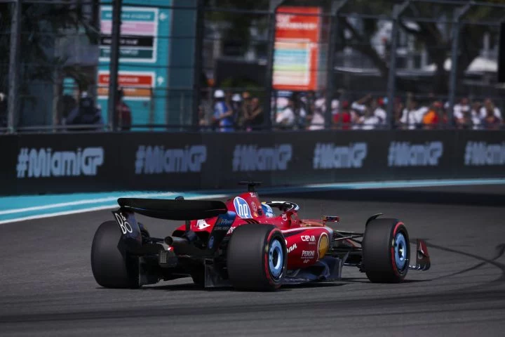 Charles Leclerc a toda velocidad en el GP Miami 2024, dinamismo y competición al límite.