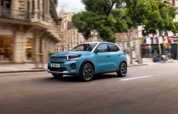 Vista dinámica del Citroën C3 2024 mostrando su diseño frontal y lateral. Vista dinámica del Citroën C3 2024 mostrando su diseño frontal y lateral.