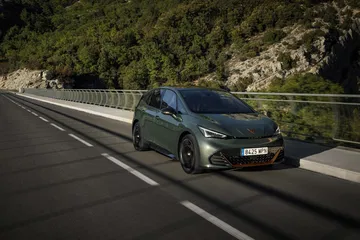 Cupra Born en acción, destacando su diseño frontal y perfil dinámico.