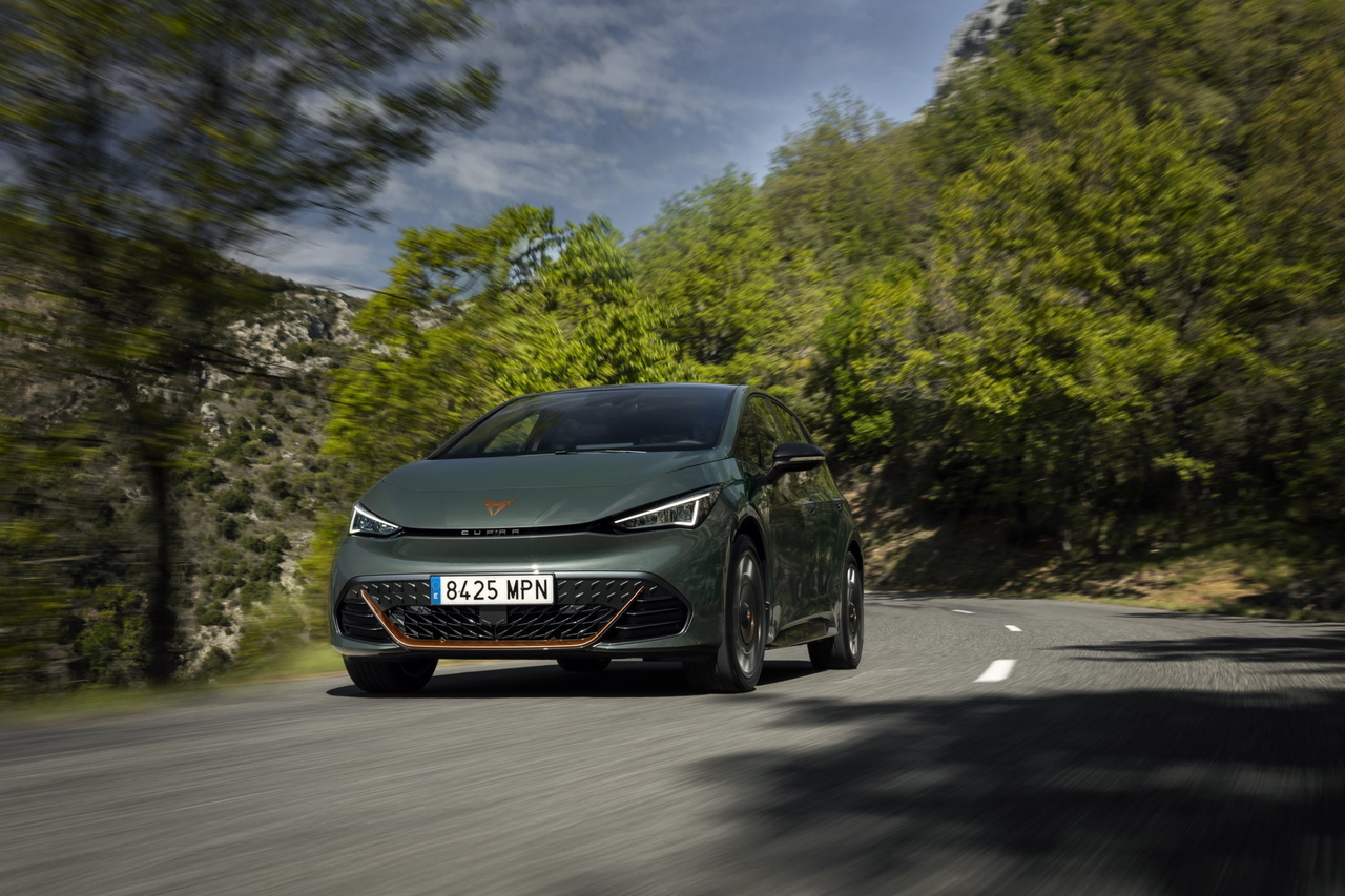 Vista dinámica del Cupra Born mostrando su potente frontal y líneas laterales.