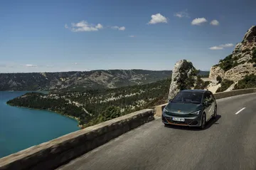 Vista dinámica del CUPRA Born en carretera, mostrando su diseño frontal y lateral.