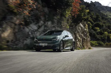 El Cupra Born VZ en movimiento, destacando su perfil aerodinámico y diseño deportivo.