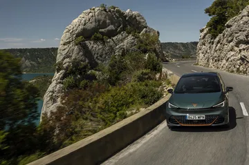 Dinámica del Cupra Born VZ capturada en carretera serpenteante.
