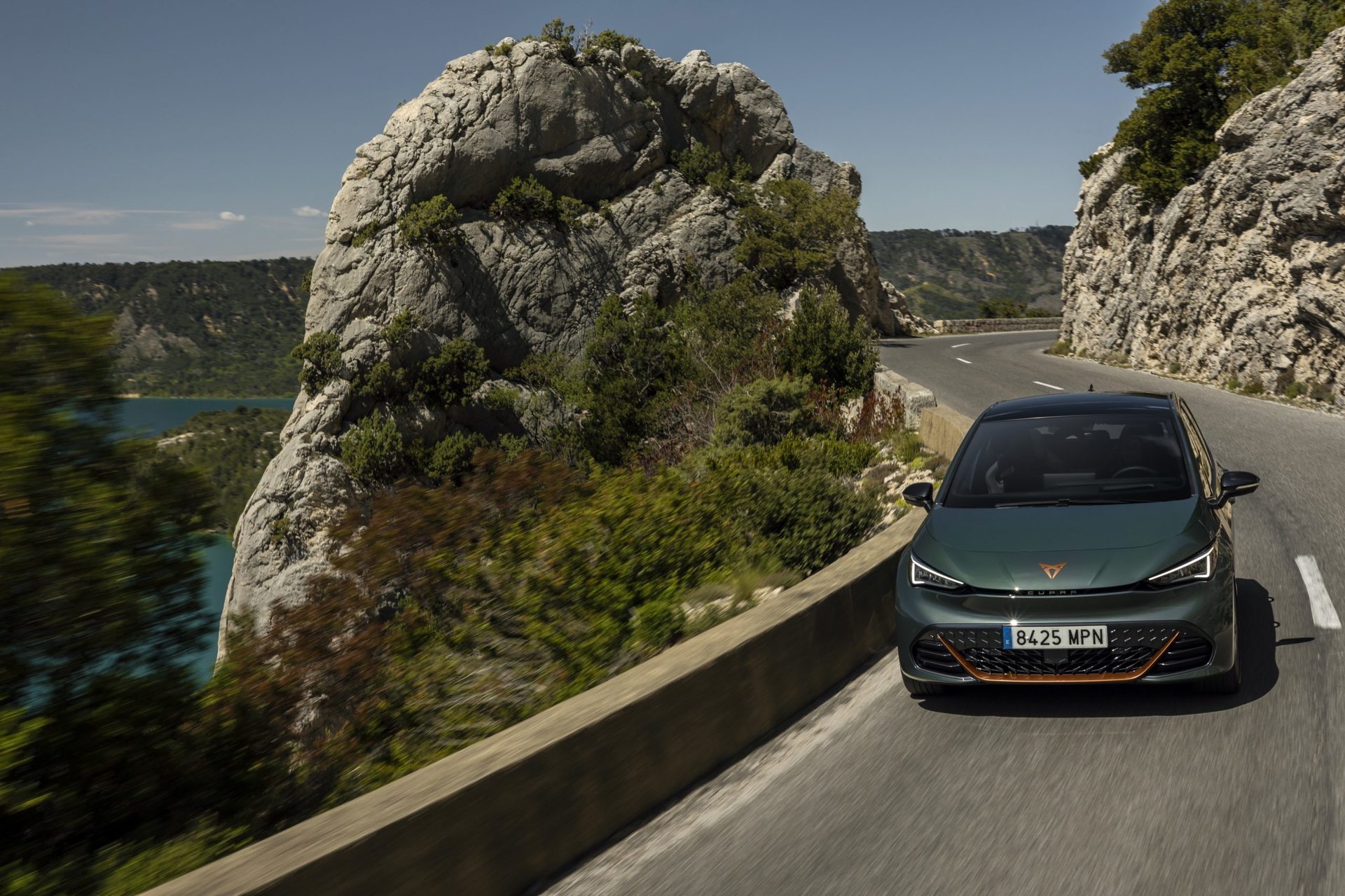 Dinámica del Cupra Born VZ capturada en carretera serpenteante.