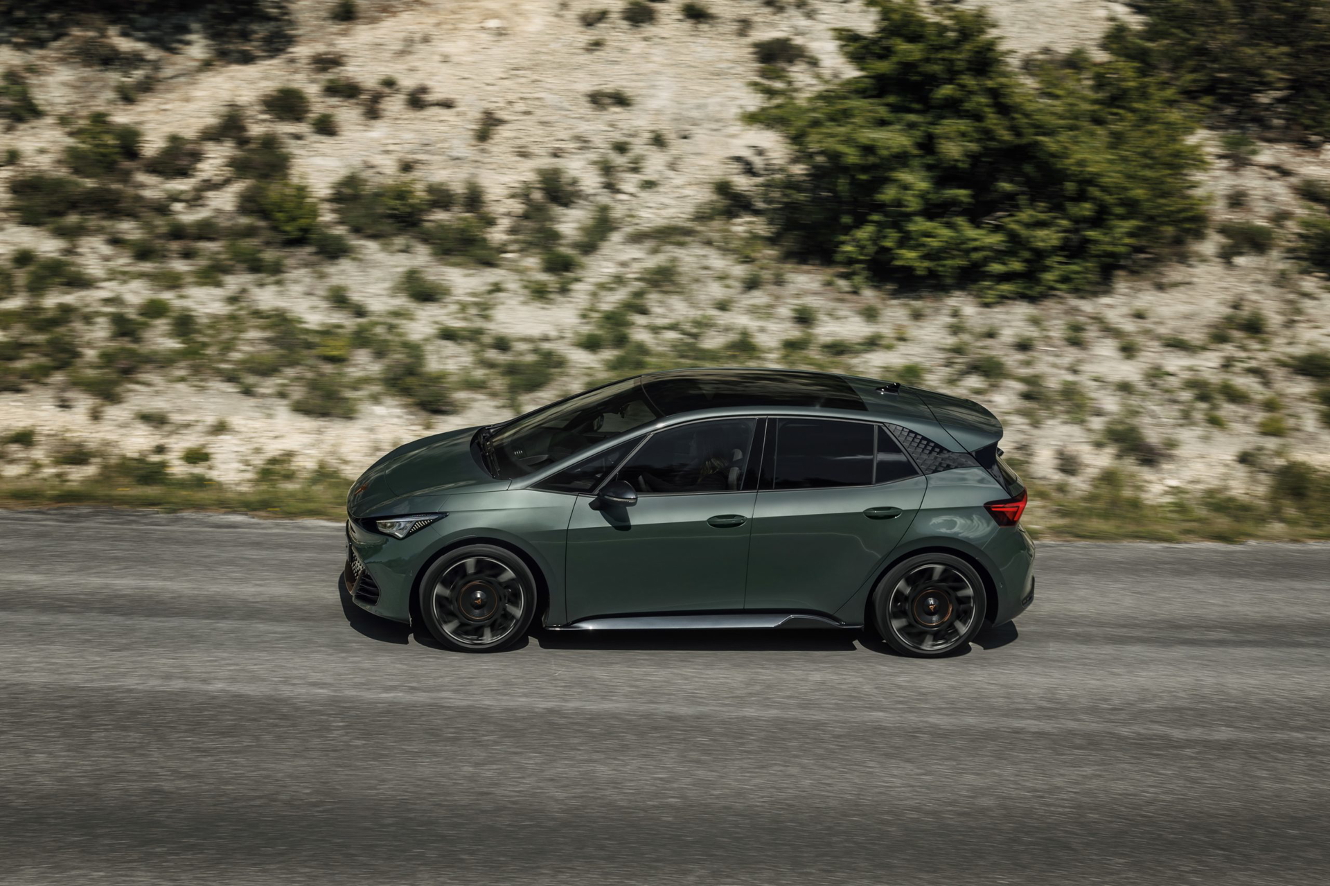 Vista dinámica lateral del Cupra Born VZ en movimiento, destacando su diseño aerodinámico.
