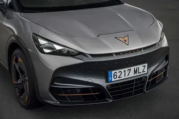 Vista frontal del CUPRA Tavascan, destacando su diseño agresivo y moderno