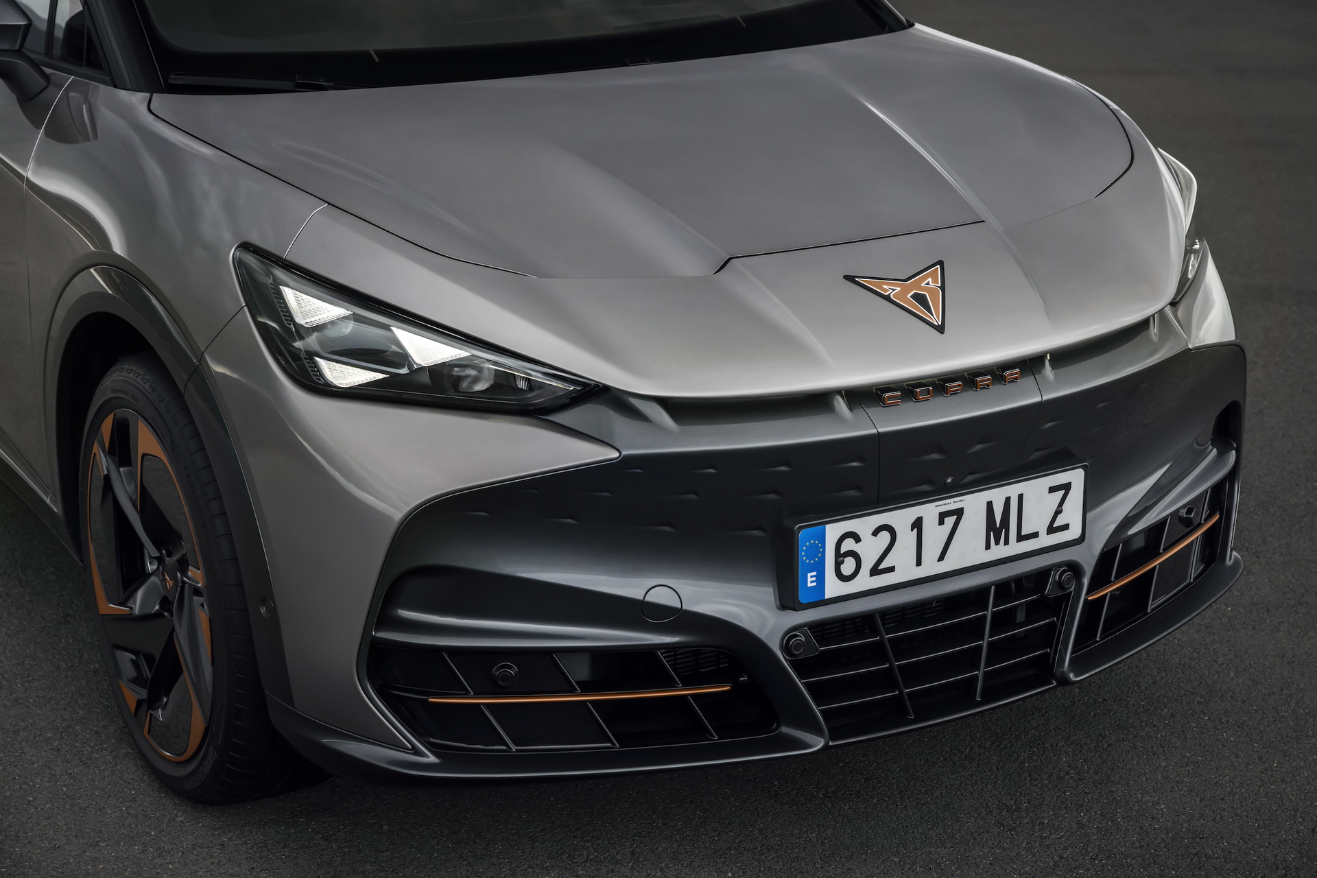 Vista frontal del CUPRA Tavascan, destacando su diseño agresivo y moderno