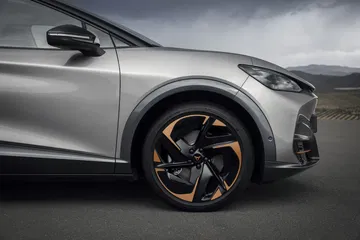 Vista lateral enfocando diseño y llantas del CUPRA Tavascan VZ.