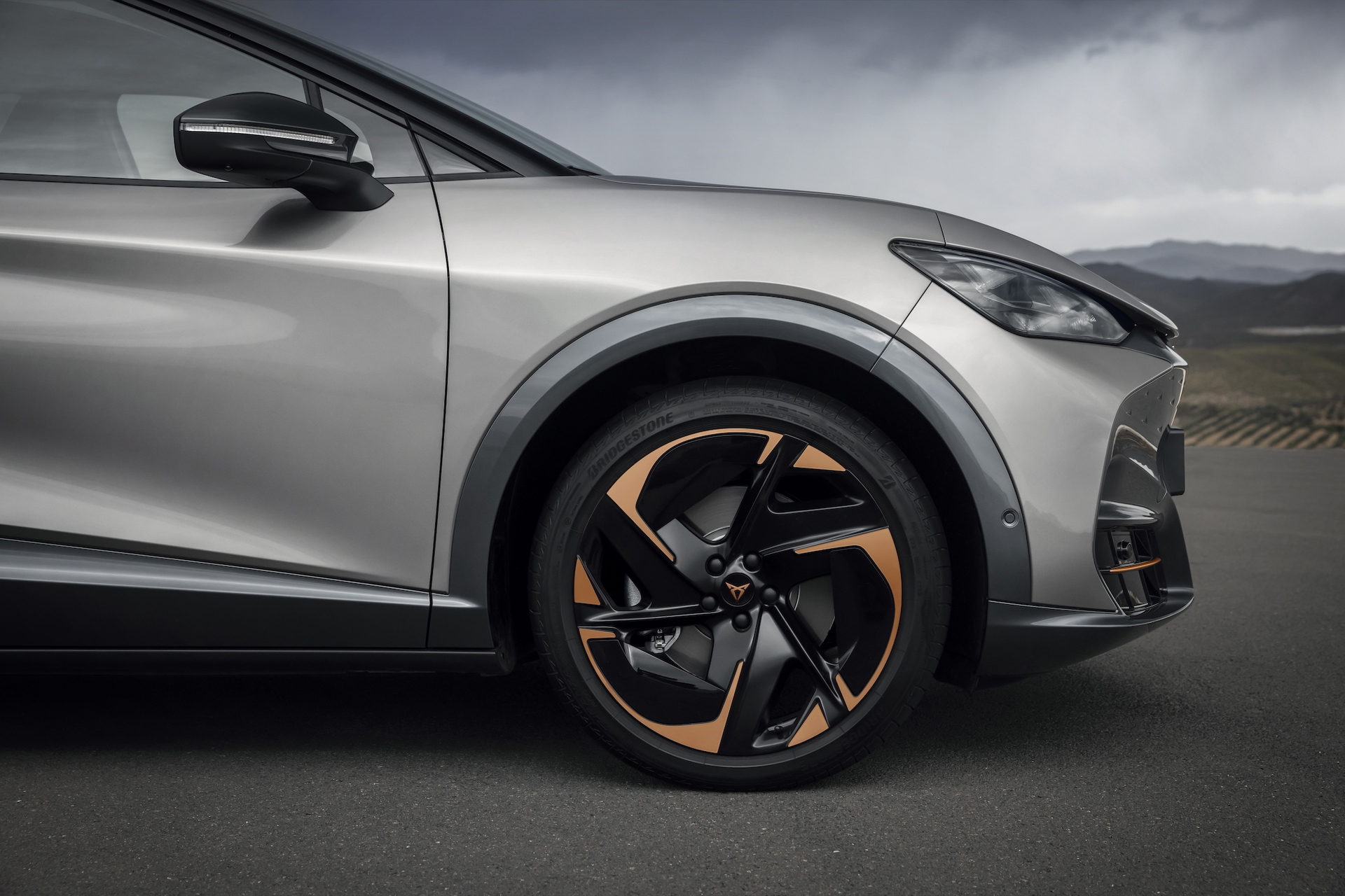 Vista lateral enfocando diseño y llantas del CUPRA Tavascan VZ.
