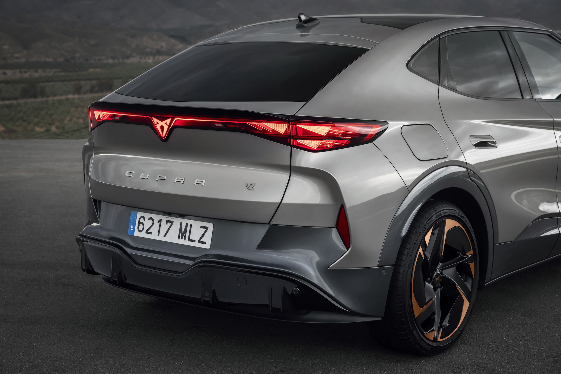 Vista trasera y lateral del CUPRA Tavascan VZ, luciendo un diseño deportivo.
