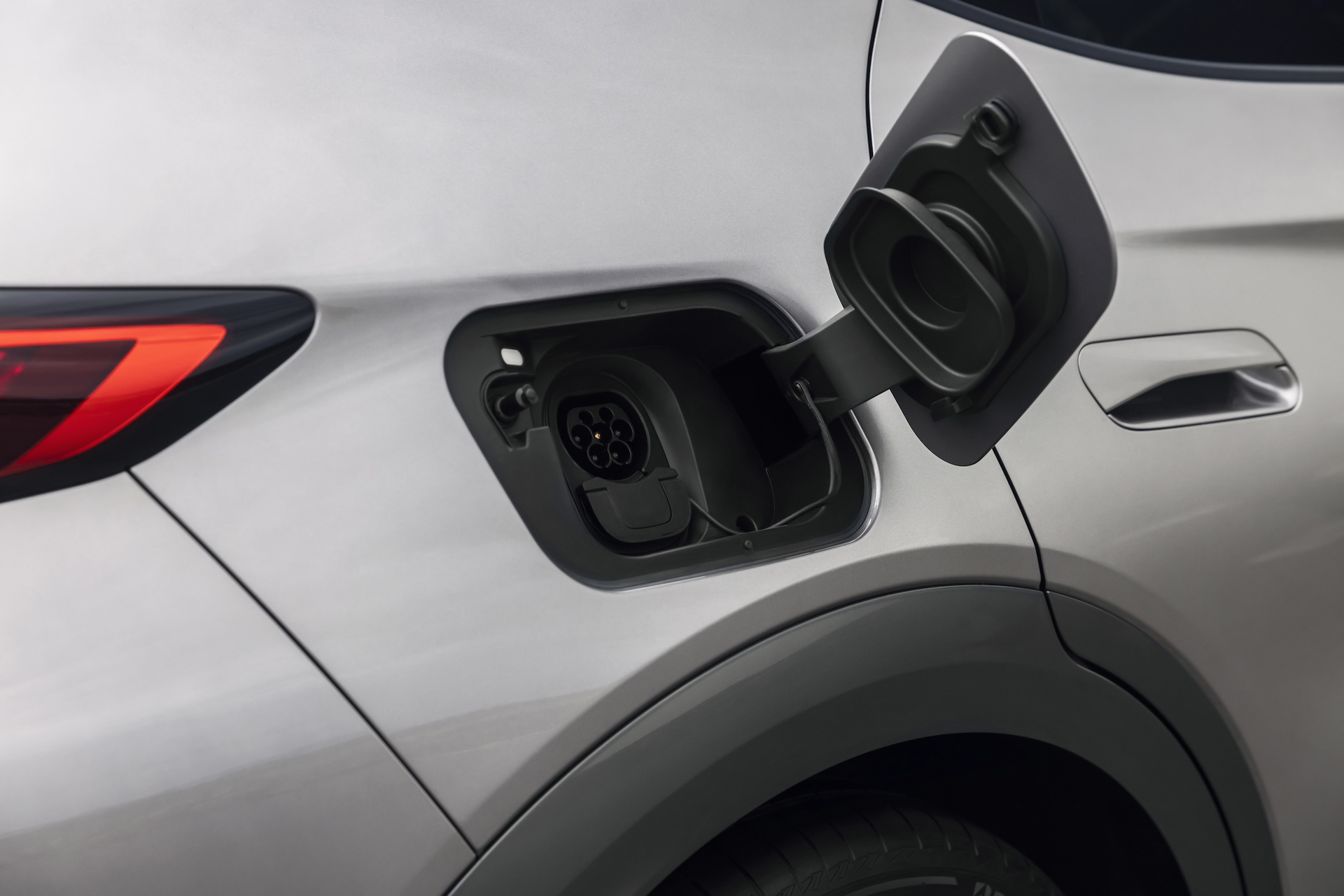 Detalle de la tapa de carga del CUPRA Tavascan.