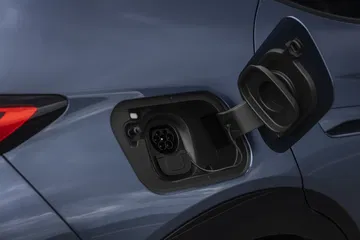 Vista del puerto de carga del CUPRA Tavascan, combinando estilo y funcionalidad.