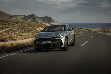Vista lateral del CUPRA Tavascan VZ, SUV eléctrico y deportivo.