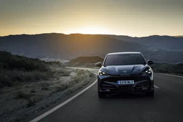 CUPRA Tavascan VZ destacando su imponente diseño delantero