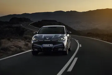 El CUPRA Tavascan VZ capturado en una imponente toma lateral delantera.