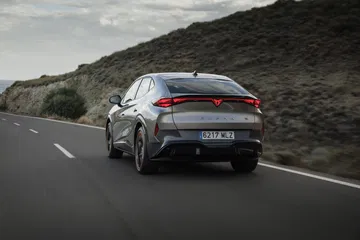 Vista dinámica de la zaga y perfil del CUPRA Tavascan VZ.