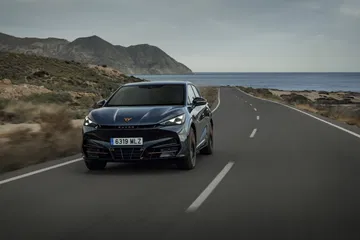 Vista lateral del CUPRA Tavascan VZ, ejemplificando su línea deportiva y aerodinámica.