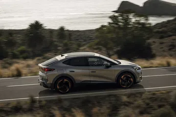 Vista dinámica del CUPRA Tavascan VZ, destacando su perfil deportivo
