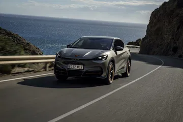 El CUPRA Tavascan VZ se muestra en su esplendor lateral, confirmado su estirpe deportiva.