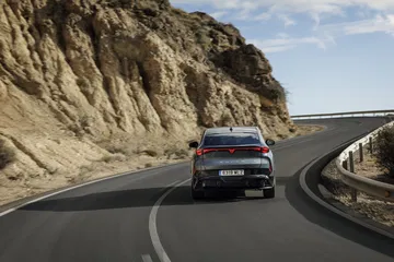 Vista dinámica del CUPRA Tavascan VZ en carretera.