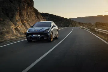El CUPRA Tavascan muestra su silueta lateral dinámica y deportiva.