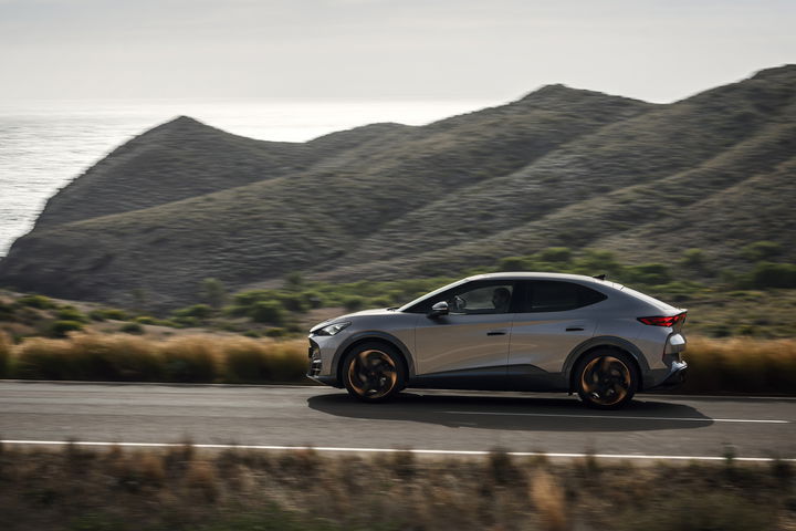 Vista lateral del CUPRA Tavascan VZ mostrando su dinámica silueta. Vista lateral del CUPRA Tavascan VZ mostrando su dinámica silueta.