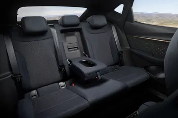 Vista de los asientos traseros del CUPRA Tavascan, enfatizando comodidad y estilo.