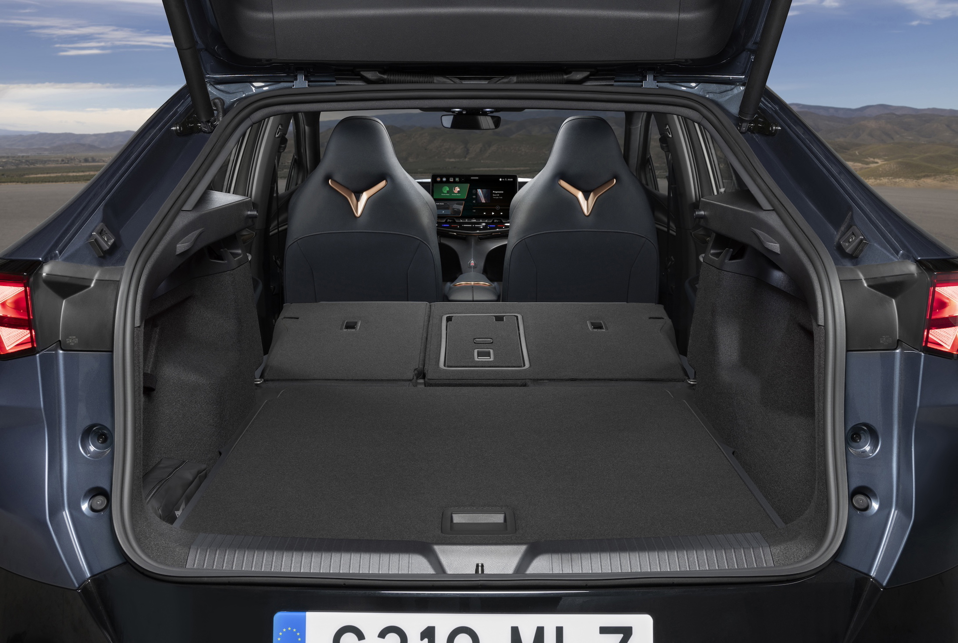 Vista trasera del maletero espacioso del CUPRA Tavascan eléctrico