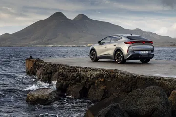 Vista trasera-lateral del CUPRA Tavascan mostrando su diseño deportivo.