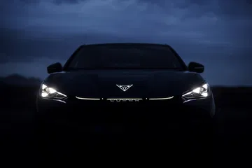 Vista frontal del CUPRA Tavascan VZ destacando su firma lumínica