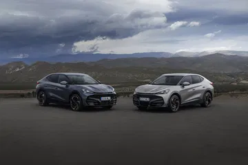 Vista delantera y lateral del CUPRA Tavascan en su esencia deportiva