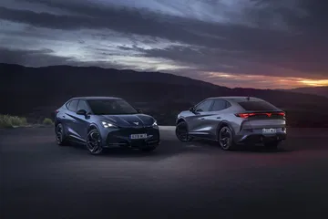 Vista frontal y lateral del CUPRA Tavascan en ambiente nocturno.