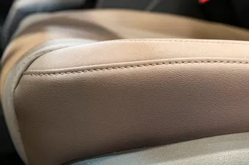 Vista cercana de la costura y material del asiento del Ebro S800