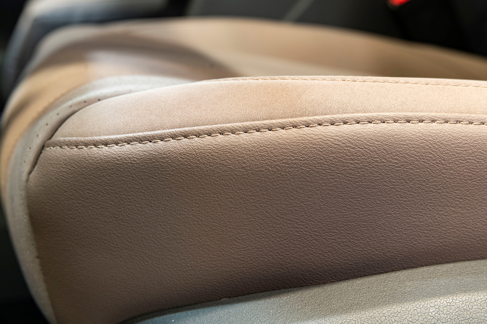 Vista cercana de la costura y material del asiento del Ebro S800