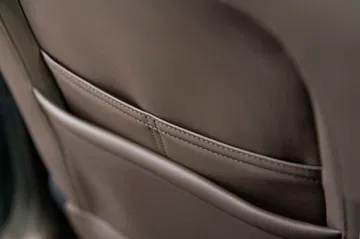 Vista cercana de la costura y acabado del asiento de un SUV Ebro S800.